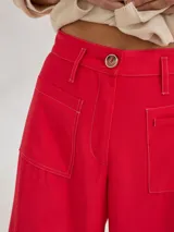 Pantalón rojo de tiro medio alto con pretina elastizada en la espalda, pierna ancha y bolsillos plaque en delantera y espalda. Confeccionado en rayon y poliéster.