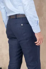 Pantalón de vestir para hombre, color azul marino, confeccionado en lino, de corte recto y clásico.