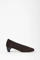 Zapato escotado de cuero gamuzado negro con textura de glitter, con suela de vacuno y taco de madera geométrico.