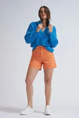 Short de jean color naranja, de tiro alto y corte recto.