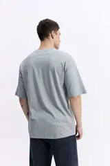 Remera lisa color beige de corte oversize, con escote redondo y mangas cortas.