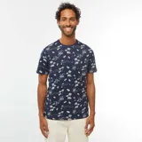 Camiseta azul marino de manga corta con estampado de palmeras y paisajes playeros en blanco.