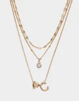Collar corto dorado multicadena con dije de corazón y letra R.