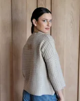 Buzo azul de tejido de punto con cuello redondo y mangas 3/4.