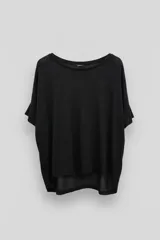 Remerón negro de algodón, de corte amplio y mangas cortas.