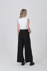 Pantalón de poliéster color marrón oscuro, de tiro alto, corte ancho y pinzas frontales.