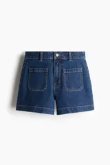 Short de denim azul de tiro alto con bolsillos delanteros y traseros. Cierre con botón y cremallera.