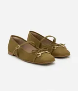 Zapatilla tipo bailarina color verde oliva, con puntera cuadrada, tira sobre el empeine con hebilla metálica y lazo decorativo en la punta.