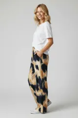Pantalón de lanilla estampada, corte amplio con bolsillos y cintura elastizada.