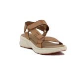 Sandalias de cuero color marrón claro, con plataforma blanca y suela coral. Tiras anchas con ajuste de velcro en el empeine y tobillo.