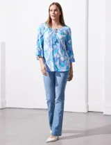 Blusa de gasa bambula estampada marca Ruby Rd, con cuello redondo y escote en V con lazo de ajuste, manga ¾ amplia.