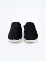 Pantuflas cerradas de piel sintética color negro con forro de felpa color crema.