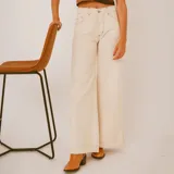 Pantalón wide leg color crudo, de tiro alto y corte holgado.