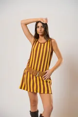 Vestido corto tejido a rayas verticales color amarillo y marrón, con escote redondo y mangas sisa. Incluye cinturón marrón con hebilla dorada.