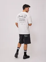 Remera color ladrillo de corte holgado, con estampa en la espalda con el logo de la marca y texto alusivo al surf.