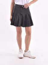 Minifalda de jean color gris oscuro con diseño plisado.