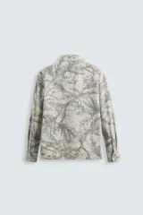 Sobrecamisa relaxed fit de algodón con cuello solapa, manga larga con puños abotonados, bolsillos de plastrón en el pecho, efecto lavado y cierre frontal abotonado. Estampado abstracto en tonos grises.