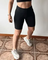 Calza biker negra de tiro alto, confeccionada en algodón y lycra opaca. Presenta una faja doble tela sin elástico superior para mayor sujeción.