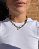 Collar de alpaca con cuentas de labradorita, jaspe rojo y cuarzo lima. Incluye una estrella de mar realizada a mano y una perla de río natural.