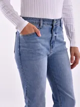 Pantalón jean de corte recto, color celeste claro.