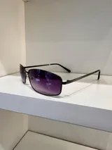 Lentes de sol con protección UV400 y patillas metálicas.