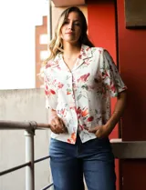 Camisa de lino con cuello con solapa, escote en V y abertura central con botones.