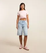 Remera básica de media malla color blanco, con cuello redondo y mangas cortas.