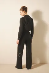 Pantalón de cuero ovino negro, de corte jeanero con calce oxford y tiro medio.