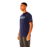Remera Asics blanca de hombre, de manga corta, con logo de la marca estampado en el pecho en color azul. Fabricada con tejido transpirable de poliéster reciclado.