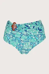 Calzón de bikini de cobertura completa con faja drapeada y accesorio decorativo de piedra.