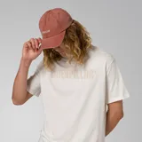 Gorra de gabardina color coral con logo de Caterpillar bordado en blanco en el frente.