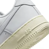 Zapatillas urbanas Nike Air Force 1 color gris claro con suela color crema.