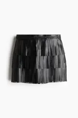 Minifalda negra con flecos en capas horizontales y pretina tejida. Cierre trasero oculto con corchete.