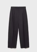 Pantalón largo de vestir a rayas verticales, con tiro medio, corte recto y cierre frontal con cremallera y botón. Confeccionado en tejido de mezcla de algodón y lino con forro interior de algodón.