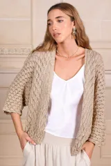 Saco calado de punto color dorado, de mangas 3/4 y talle único.