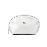 Neceser plateado de símil cuero con cierre y logo XL estampado.
