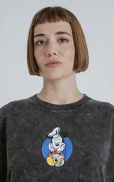 Remera negra con efecto nevado, cuello redondo y mangas cortas. Estampado en la espalda con Mickey Mouse vestido de chef, rodeado de llamas y utensilios de cocina.