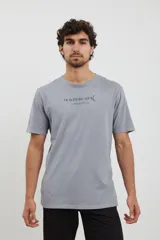 Remera azul oscuro de corte recto y manga corta, con estampado frontal de texto en color gris.