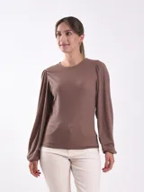 Blusa marrón de punto con mangas abullonadas y cuello redondo.