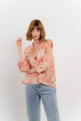Blusa estampada con cuello mao, abertura frontal y mangas 3/4.