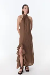 Vestido largo azul de lino, con cuello halter y volados en el ruedo.