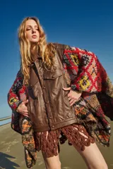 Minifalda tejida a mano en algodón color marrón, con textura de zig zag y corte irregular.