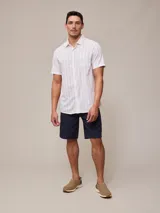 Bermuda de algodón y lino color beige, corte chino.