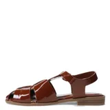 Sandalias franciscanas chatas color marrón de charol, con tiras anchas cruzadas y hebilla dorada.