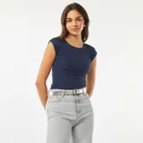 Remera azul marino de corte crop top, con cuello redondo y mangas cortas.
