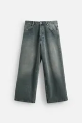 Pantalón de jean azul grisáceo, corte amplio, con cinco bolsillos, efecto lavado y cierre frontal con cremallera y botón.