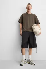 Camiseta negra de corte cuadrado, con cuello redondo, mangas cortas y efecto lavado.