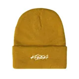 Gorro de lana color mostaza con dobladillo y logo bordado en blanco.