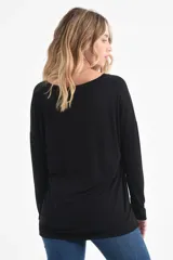 Remera negra de manga larga con escote en V.