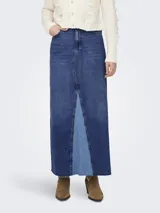 Falda maxi de denim azul con diseño de largo completo, triángulo en contraste, acabado deshilachado en el dobladillo y bolsillos laterales.